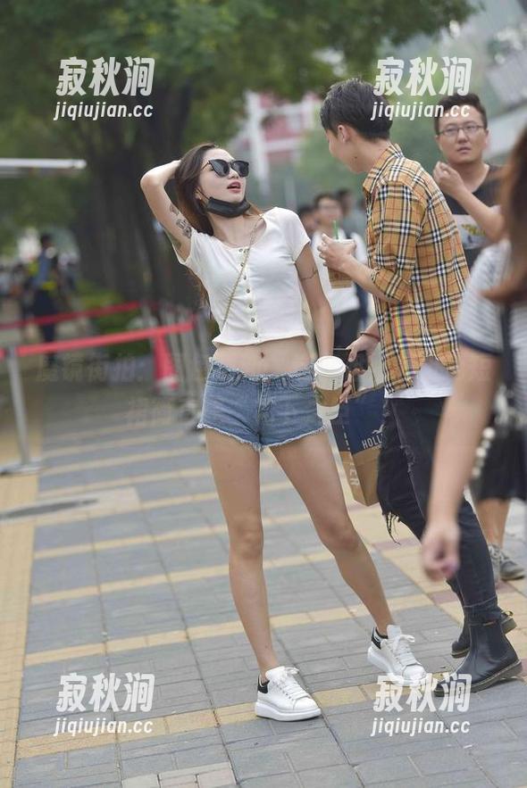 魔镜街拍：图包更新，这小姐姐的粉色短裙简直是“裙下之臣”！